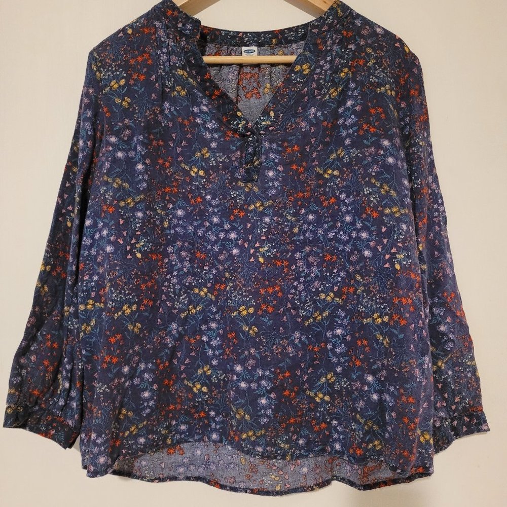 Old Navy | M | Navy blue floral print v-neck shirt